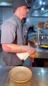 ✨ O Menu Executivo do Vicino Cucina está de volta! Começamos a semana retomando o nosso menu executivo italiano, pensado para transformar o seu almoço em um momento especial. Pratos preparados com técnica, ingredientes de qualidade e o cuidado que já é marca da casa. 🇮🇹🤌 Uma ótima forma de recomeçar o ano com sabor, equilíbrio e sofisticação no coração de Guarulhos, ao lado do Bosque Maia. 📅 De segunda a sexta, das 12h às 16h (exceto feriados) 💰 R$ 82,90 por pessoa 🍷 Vicino Cucina & Vino �