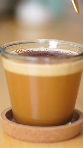 Prepare um delicioso leite de amêndoas em casa, mas use fones de ouvido para assistir o vídeo e ter uma experiência completa. | Tastemade Brasil