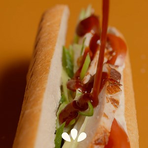Ah ! Voilà le printemps ! On se prend déjà à rêver de longues soirées BBQ. 😎 Il fait encore un peu trop frais pour ça ? Réchauffez-vous alors avec un délicieux panini BBQ chicken. 🔥 | Panos