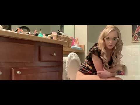 cute girl pooping 💩💩