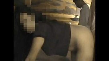 Heiße Frau im Gespräch mit Ehemann