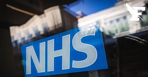 Royaume-Uni: la NHS opère un tournant majeur sur la transidentité