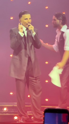 @rauwalejandro tu sabes 😘🤫 #lyrics #rauwalejandro #cosanuestra #milmujeres #fypシ #fyp #rarauw #laughing #confidence #creatorfund #views #cosanuestratour #llueve