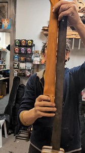 Fender Coronado – quand l’histoire rencontre l’atelier Aujourd’hui sur l’établi : une Coronado qui en dit long avant même de brancher un câble. Son manche n’est ni concave, ni convexe… il est vrillé, de gauche à droite. Un défaut rare, invisible pour beaucoup, mais évident sous la règle et au toucher. Sur le talon, on distingue un “2” grave : à l’époque, chez Fender, ça signifiait que le manche avait été repéré comme non conforme en sortie d’usine. Un “second”, qui a quand même traversé les déce