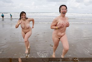 Foto | Peste 300 de britanici au făcut baie goi, în mare