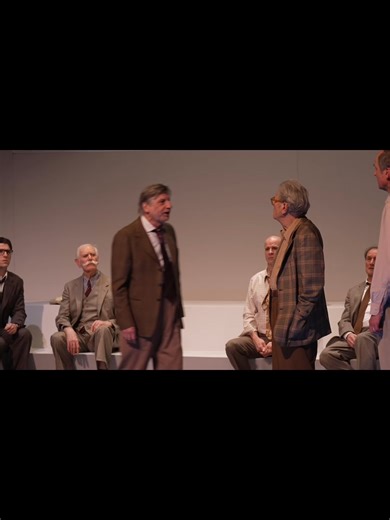 "Coupable ou non coupable ?" Ancien juré dans un procès pour homicide, Reginald Rose s’inspire de sa propre expérience pour écrire un huis clos devenu mythique : Twelve Angry Men.Un texte d’une intensité rare, où douze hommes débattent, doutent et se confrontent à leurs préjugés. Adaptée au cinéma par Sidney Lumet, récompensée à Berlin et aux Oscars, l’œuvre reste un modèle de tension dramatique et de réflexion morale. Un classique à lire (en anglais !) pour savourer la puissance du dialogue, ou