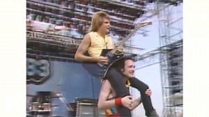 3.6M views · 119K reactions | «Cum On Feel the Noize»(en español, vamos siente el ruido) es una canción de rock originalmente lanzada por Slade en 1973.La canción fue revivida en 1983 por la banda de heavy metal Quiet Riot, que también hizo un cover de la canción "Mama Weer All Crazee Now" de Slade. La versión de "Cum On Feel the Noize", de Quiet Riot llegó a su pico como número cinco en el Billboard Hot 100 el 19 de noviembre de 1983. | Videos Musicales Solo En Hd | Facebook