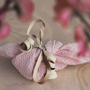 Natürlich schön 💋 Mit seiner dezenten Farbe unterstreicht unser Lip Balm die Schönheit deiner Lippen und pflegt sie gleichzeitig mit Bio-Sheabutter und Bio-Jojobaöl. Wir wünschen dir einen schönen 2. Advent! | Weleda