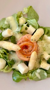 Fast zwei Monate ist es her, dass Julian das Zepter beim Steinraffler übernommen hat – und wer schon gekostet hat, merkt: Der frische Wind ist nicht nur spürbar, sondern schmeckbar. 😋 𝗧𝗿𝗮𝗱𝗶𝘁𝗶𝗼𝗻 𝗯𝗹𝗲𝗶𝗯𝘁, 𝗛𝗮𝗻𝗱𝘀𝗰𝗵𝗿𝗶𝗳𝘁 𝗸𝗼𝗺𝗺𝘁 𝗱𝗮𝘇𝘂. Habt ihr euch schon von der neuen Steinraffler-Küche überraschen lassen? Sono passati quasi due mesi da quando Julian ha preso in mano le redini della cucina dello Steinraffler – e si sente chiaramente che è iniziata una nuova generazione