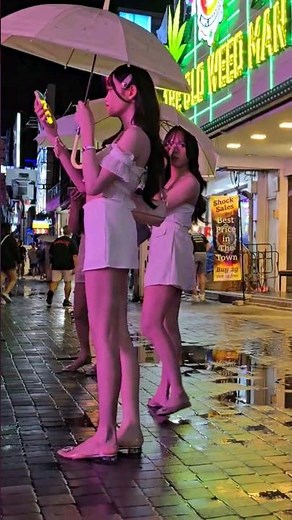 Beautiful ladyboys freelancers! Pattaya Walking Street Nightlife Scenes.