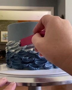 1.5K views · 76 reactions | Cool technique to achieve buttercream wave by Lisa Carol Bakes. Fingerling cake comb from Estercakes.com | Sweet Escape | Facebook