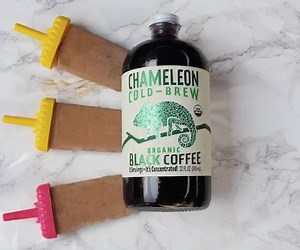 Slowly melting our responsibilities away like... ☕️☀️👅 #CoffeePops INGREDIENTS (makes 6️⃣ popsicles!) - one TBS Justin's peanut butter - 1/4 TBS cinnamon - 1/4 TBS coconut sugar - 2 bananas - 8 oz. of your favorite CCB concentrate! INSTRUCTIONS 1️⃣ Add all ingredients into a blender 2️⃣ Pour blended mixture into Popsicle trays 3️⃣ Place trays in freezer for 2 hours 4️⃣ Take out and enjoy! | Chameleon Coffee