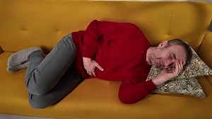 Homme souffrant de gastrite, de poitrine, : vidéo de stock (100 % libre de droit) 4001820181 | Shutterstock