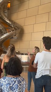 #visites #ateliers Cet été, nos médiateurs proposent de nouvelles visites et ateliers pour (re)découvrir le projet LUMA et les nouvelles expositions ! Au programme : 🍸Une heure, une expo Une heure durant, les médiateurs de LUMA Arles vous invitent à (re)découvrir une exposition de la programmation. L'échange se poursuit ensuite autour d'un verre dans l'un des établissement du Parc des Ateliers. Prochaine visite : dimanche 20 août autour de l'exposition « Min⎟ Mon » de Theaster Gates. ⛵ Atelier 