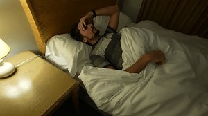 「夜中に起き上がってベッドから出てくる男。朝早く起きなさい。1日ルーチンを開始する人」の動画素材（ロイヤリティフリー）1100660125 | Shutterstock