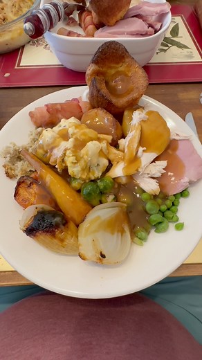 American has his first homemade British Sunday Roast dinner in the UK! #sundaydinner #sundayroast #uk #american #british | AJ Slambino