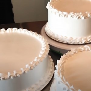 Two techniques on how to cover your cake with whipped cream! | MetDaan Cakes