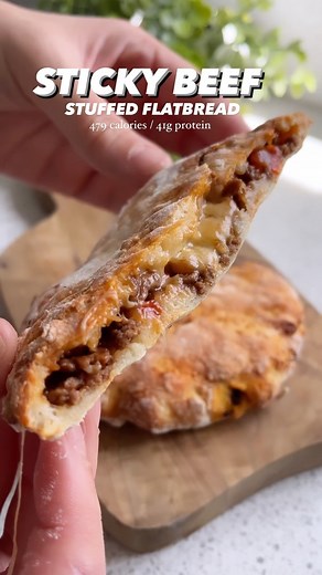 Sticky beef stuffed flatbread 🥙 This stuffed flatbread is basically a lazy version of a calzone 🤪 It’s made in the air fryer and it’s also high in protein and low in calories! So easy to make, stuff all your ingredients inside a 2-ingredient dough and you make a stuffed flatbread 🤤 Macros 471 calories 41gP / 10gF / 57gC Serves: 1 (double ingredients for two!) Shopping list ✍️ - 50g Self-Raising Flour - 75g 0% fat Greek yogurt (THICK!) - Low calorie spray - 100g lean beef mince - Beef stock cu
