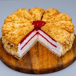 Gazda din Franta m-a învățat cum să gătesc aceasta prajitura deosebita! Gata in 20 min! Ingrediente; aluat foietaj - 300 g apă - 20 g zahăr - 30 g scorțișoară - 5 g zahăr vanilat - 20 g zahăr - 100 g făină - 50 g unt topit - 100 g Dimensiunea tăvii 34 X 45 cm LA CUPTOR 180°C/20 minute zmeură congelată - 250 g zahăr - 50 g suc de lămâie - 30 ml amidon - 15 g Pentru cremă; frișcă - 350 ml zahăr pudră - 50 g iaurt grecesc - 250 g lapte condensat - 30 g Pentru ceai; ceai negru - 1 pachețel lămâie - 