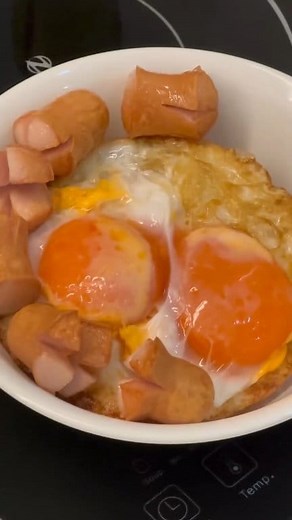 Claras fritas com gemas mole e salsichas pra você por em cima daquele arroz fresquinho. #facebookreelsviral #receita #receitasfaceis #comida | Jaqueline cada fogão tem sua panela