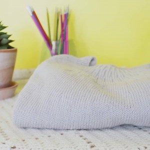 GRATIS OPSKRIFT: Top Down Sweater 😍 Strik denne bløde Baby Merino sweater fra kun 176 kr! ➡ Hent opskriften gratis her: https://rito.dk/a/topdown | Rito