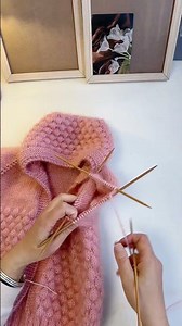 毛衣织到袖子了The sweater is knitted to the sleeve.