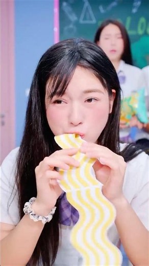 She Kept Eating Paper… Until We Knew Why 😭💔 #linhchihihi #messyclassroom #schoolcrush #schooldrama