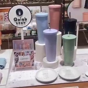 大家好，我是被你們的行動力震懾住的茶編， 就是說昨天才剛公佈我們在台南新開的寄售店舖， 下一秒過沒多久你們直接彈射到現場拍照片， 會不會太狂了點 ！ ⠀⠀⠀⠀⠀⠀⠀⠀⠀⠀⠀⠀⠀ 想想距離上次公布我們在台中的新點， 大概是兩三個月的時間， 很開心我們可以順利的將實體延伸回到南部， 畢竟良杯就是在火熱的南部生根。 ⠀⠀⠀⠀⠀⠀⠀⠀⠀⠀⠀⠀⠀ 週末有過去的同學，可以打個卡tag我們， 如果在現場有遇到因為選色困難站太久的同學， 也可以伸出援手幫助他一下， 順便交個杯友 (台中的同學也是喔❤） 然後北部的同學也莫著急， 如果有好的機會我們一定也會排除萬難努力與你們見面的好嗎: ) ⠀⠀⠀⠀⠀⠀⠀⠀⠀⠀⠀⠀⠀ - 這次五月上了滿多新的加購品配件， 不管是剛好因為疫情而出現的吸管防塵蓋， 還是為了讓你們更方便收納配件的帆布提袋， 這些其實都是收到很多同學的建議所延伸出來的， 之後如果大家有什麼好的想法， 只要你們願意說，我們就願意聽， 畢竟大家這麼熟了， 沒什麼不好說的吧！（撞拳頭👊） ⠀⠀⠀⠀⠀⠀⠀⠀⠀⠀⠀⠀⠀ 對於產品或是實體店鋪有問題的同學， 可以私訊，但週末時間回覆比較慢， 有遺漏訊息也