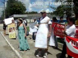 Manifestantes protestam por falta de medicamentos em frente à Secretaria de Saúde