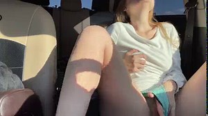 Masturbación pública en el coche. Mamá se corre ruidosamente