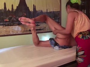 Erotisierende Lomi-Lomi-Massage eines sehr schlanken Mannes