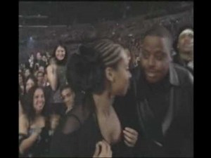 Gwen Stefani gives Alicia Keys Grammy Award in 2002