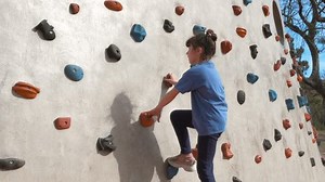 Enfant grimpant au mur à la : vidéo de stock (100 % libre de droit) 1108319677 | Shutterstock