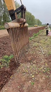 207K views · 495 reactions | Instead of digging hard soil by hand, farmers use this rake bucket to filter and prepare the land faster #smartfarming #engineeringinaction #worksmarter #fblifestyle | Yalla Studio TV | Facebook