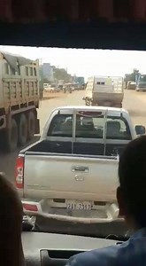 វីដេអូទទួលបានពីបងប្អូនអ្នកដំណើរ បុរសម្នាក់បើករេពេញផ្លូវតាំងពីផ្លូវCTមកដល់ផ្លូវជាតិលេខ4 ត្រង់មុខរោងចក្រញ៉ូស្តារទើបមានកំលាំងសមត្ថកិច្ចឃាត់ ។ សង្ស័យបែកថ្នាំ មួយឃ្លាចុងក្រោយគាត់ថាមកពី គាត់ឃើញថាផ្លូវហ្នឹងអសណ្ដាប់ធ្នាប់ពេក ! សូមទស្សនាវីដេអូទាំងស្រុង ។ | Traffic Cambodia