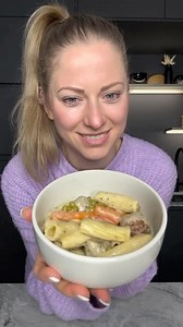 Nudel-Hackballchen-Pfanne 🍝 Ein echtes Lieblingsgericht für die ganze Familie! Besonders die Kids sind begeistert. 🤩 Speichert euch das Rezept und schreibt mir, wie’s euch geschmeckt hat! Zutaten 👇 500g Hackfleisch 1 Zwiebel (80g) 1 Ei 1 TL Senf (15g) 2 EL TK-Petersilie 1 EL Paniermehl 1 EL Ö 280g Nudeln (z. B. Tortiglioni) 650g Wasser 2 TL Gemüsebrühe 200g Sahne 100g Crème fraîche Kräuter 1 TL Speisestärke (10g) 1 große Dose Erbsen/Möhren (Abtropfgewicht 530g) Salz & Pfeffer Zubereitung 👇 1