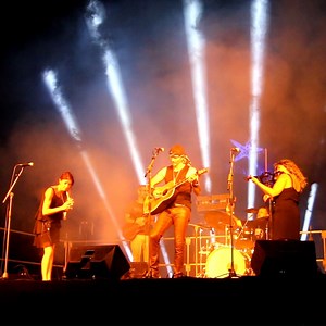 Bonporteau Festival à Cavalaire : un final en apothéose ! 👏 💜 Avec, pour clôturer en beauté cette édition 2021 hier soir, les ballades teintées de rock du Celtic Band, suivi d'un show laser sous les étoiles, dans l'anse de Bonporteau, un coin de paradis... Vive l'été à Cavalaire ! www.visitgolfe - 🎥 © e.bertrand | Golfe de Saint-Tropez Destination