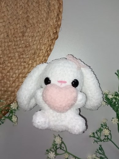Siedzący króliczek z sercem 🐰🩷 • vinted: filigrecrochet ig: filigreecrochet • #ig #handmadecrochet #dc #fy #crochet #amigurumi #zwierzęta #vinted #crochettok #crochettiktok #yarn #rekodzielopolska #maskotkinaszydełku #rekodzielo #crochetplushie #fyp #bunny #recznierobione #szydełkowanie #włóczka #crochetideas #crochetinspiration #plushies #handmadeplush