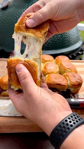 Get after it Eric 👑 from @patriotic_bbq • Let’s make tri-tip sliders with @kingshawaiian original Hawaiian sweet rolls. Start out by slicing the rolls in half. Next apply a layer of horseradish sauce, then add a layer of your thinly sliced tri-tip. Next add pickled red onions and then a layer of provolone cheese. Pour @wsauceofficial over the cheese and spread evenly. Lastly I brushed on melted butter mixed with @caribeque big & bold beef rub evenly over the top of the rolls. I placed the slide