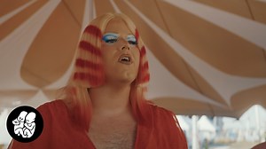 🔊🎥 Pohoda Acoustic Sessions 2023: MISS PETTY Miss Petty je česká drag queen, skladateľ, spevák a performer. Vo svojich songoch hovorí o jej skúsenostiach s tým, aké je to byť queer človek v našich krajinách, zároveň rozoberá aj témy body pozitivizmu a femme empowermentu. V rámci Pohoda Acoustic Sessions zahrala svoj song Masc4Masc v priestoroch Artist Village. Slay! #pohodafestival #MissPetty #PohodaAcousticSessions #festival --- EN: 🔊🎥 Miss Petty is a Czech drag queen, songwriter, singer, a