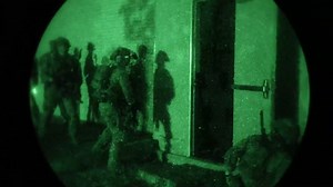 U.S. Army Soldiers with the 75th Ranger Regiment conduct an air assault under the cover of darkness during JPMRC 25-01 at Schofield Barracks, Hawaii. This high-level training reflects the complexity of real-world missions — with support from joint forces, multinational allies, and partners. These exercises elevate readiness to its true standard. 🎯 Stealth. Speed. Accuracy. 📌 Modern warfare readiness begins where it matters most. 🌌 Assalto aereo notturno in pieno stile Ranger. I soldati del 75
