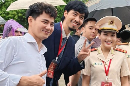 Cục trưởng Xuân Bắc, diễn viên Bảo Thanh và dàn nghệ sĩ đến thăm Nhà sàn Bác Hồ