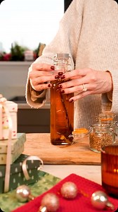 Do you know someone who loves gin? Try making this homemade Christmas pudding gin, which is the most perfect, thoughtful and tasty gift! Ingredients: 600ml gin 100ml amaretto 100ml brandy 2 peelings of orange 2 cinnamon sticks 1 tsp cloves 1 tsp ground allspice berries 1 tsp coriander seeds 1 vanilla essence stick A few sultanas 2 dried figs/dates Leave it all to infuse for 24/48 hours, sieve and enjoy! #homemadegift #gin #homemadegin #christmasgiftidea #christmas #giftidea #kilner | Kilner