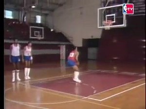 🏀🎂🍀Legendary NBA coach and executive Red Auerbach was born in Brooklyn, New York on September 20, 1917! As we remember the iconic Boston Celtics great, take a look back to this classic “Red On Roundball” segment featuring 76ers players Julius Erving, Moses Malone, Clemon Johnson and Sam Williams on the art of the dunk!🍀🎂🏀 #RedAuerbach #RedOnRoundball #Celtics #DrJ #MosesMalone | Davenport Sports Network