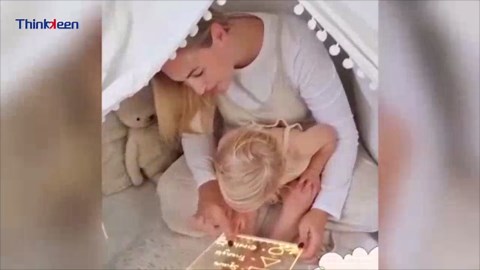 LED Note Board with Colors, Light Up Acrylic Message Board, Led Drawing Board, Illuminated Acrylic Notepad with Adjustable Stand as Night Light for Room/Store/Office/Festival/Gift, 7 Markers