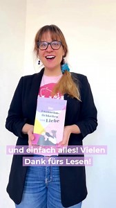 OUT NOW! Das Warten hat ein Ende 🎉🍾 Das neue Buch von Bestsellerautorin @alihazelwood ist endlich da und es ist etwas ganz Besonderes 🥰 Erstmals gibt es drei sexy Stories in einem Buch: wie immer romantisch, feministisch, naturwissenschaftlich, spicy UND mit einem Gruppen-Happy-End im Bonuskapitel. Aber hört selbst ⬆️ 🔉 #alihazelwood #dieunannehmlichkeitenvonliebe #loathetoloveyou #dasirrationalevorkommnisderliebe #dietheoretischeunwahrscheinlichkeitvonliebe #thelovehypothesis #booktok #romc