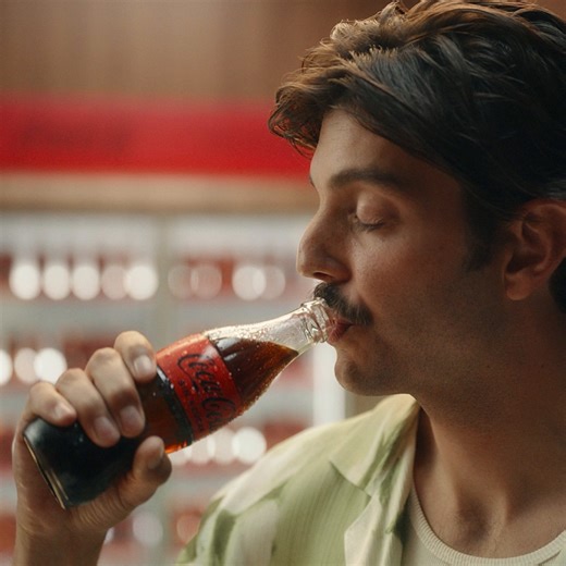 Nada mejor que elegir una Coca-Cola bien fría 🤤 ¿Estás listo para probarla? 🥤✨ | Coca-Cola