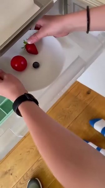 2K views | In Whizz Pop Bang 98: ALIENS, we’re learning about the search for extra-terrestrial life. One of the aspects we’re looking at is what would aliens be like? This activity shows how difficult it is for life to exist in extreme environments. Sign up by the 4th September to get this magazine as the first of your subscription! | Whizz Pop Bang | Facebook