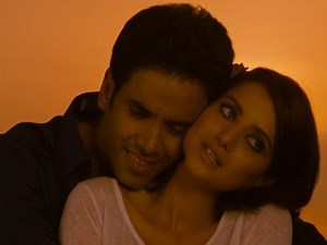 Tusshar Kapoor Romances Kulraj Randhawa - Chaar Din Ki Chandni