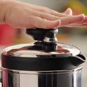 80 reactions · 61 shares | Nuestra Royal Café prepara un delicioso y tradicional café colado. Descubre todos los beneficios de nuestra cafetera Royal Prestige. Contacta a un Distribuidor Autorizado y conócela en acción. #50AñosRoyalPrestige #50AñosCocinandoContigo #VamosPor50Más #RoyalPrestige #MásPosibilidades #MásCorazonesContentos | Royal Prestige Colombia | Facebook